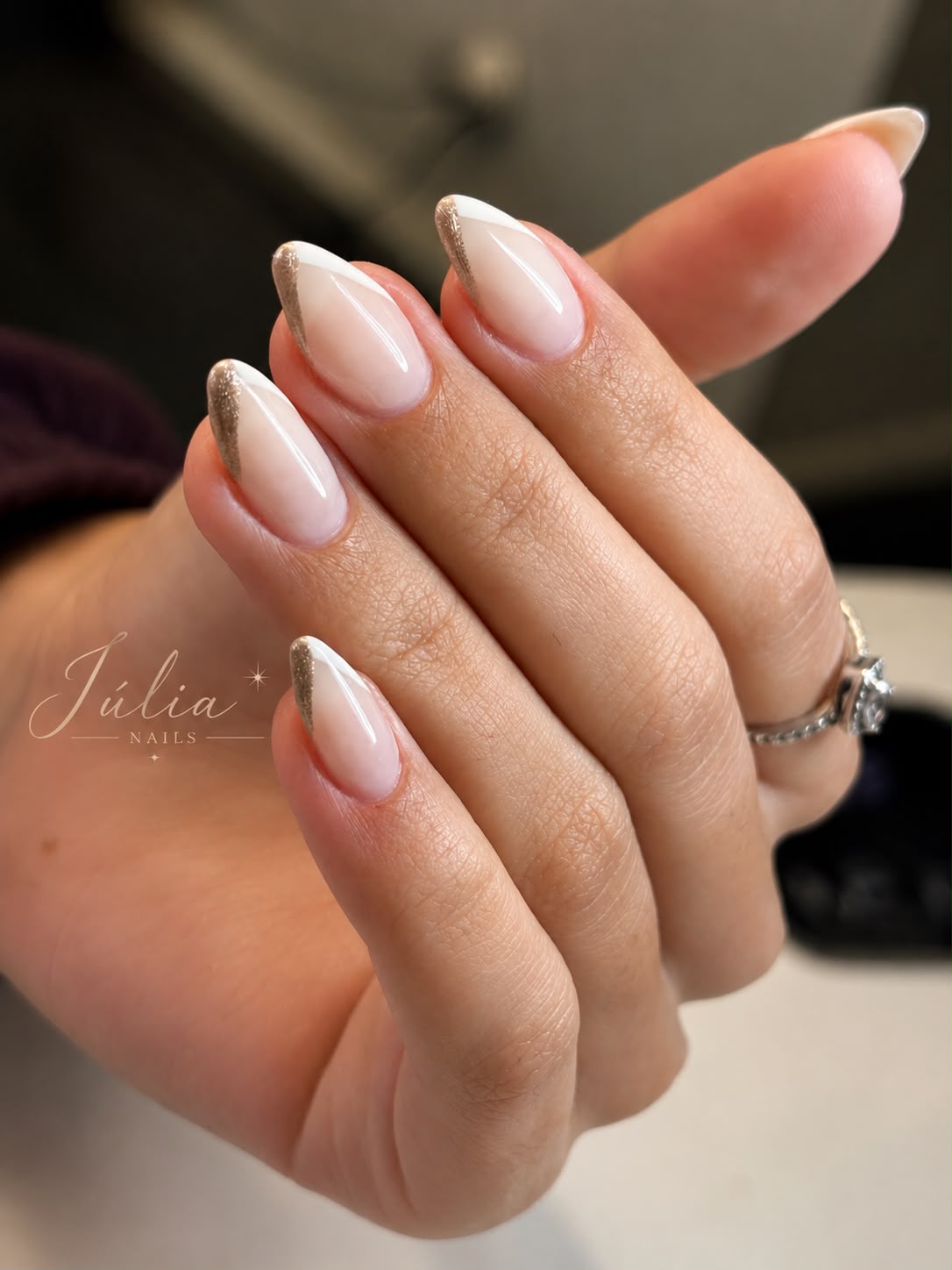 French branca com fio dourado em unhas amendoadas