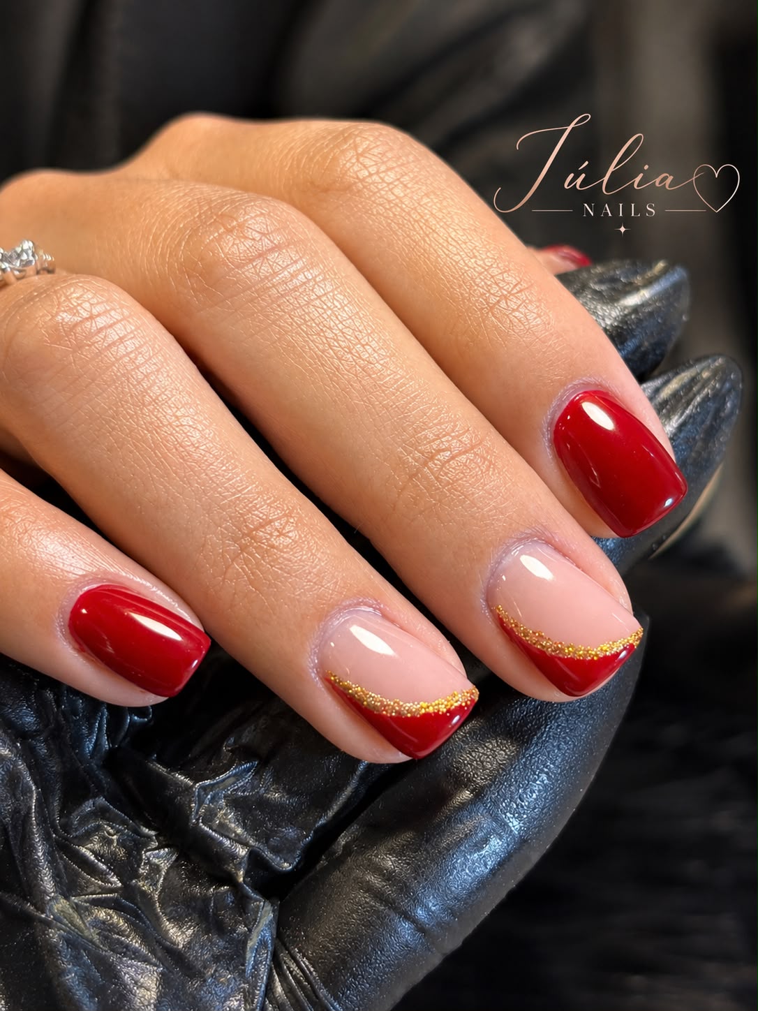 Unhas curtas vermelhas com french nude e fio dourado