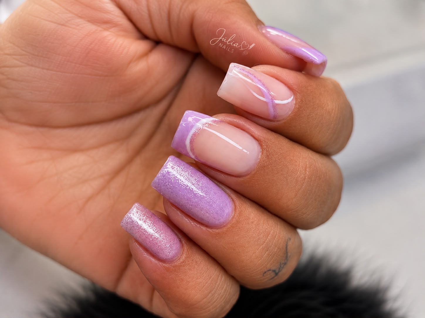 Unhas lilás com glitter e french lilás