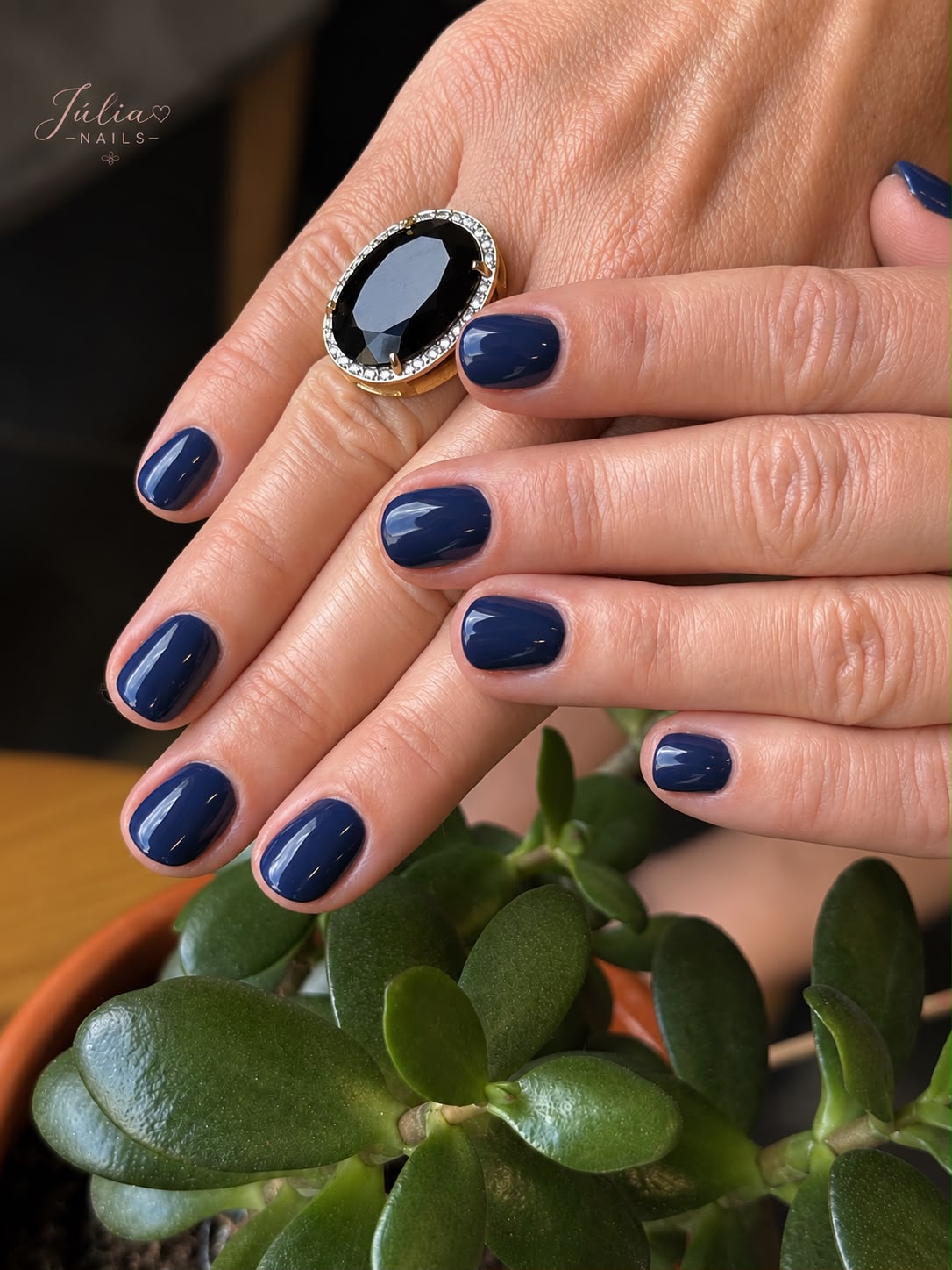 Verniz gel azul marinho em unhas curtas