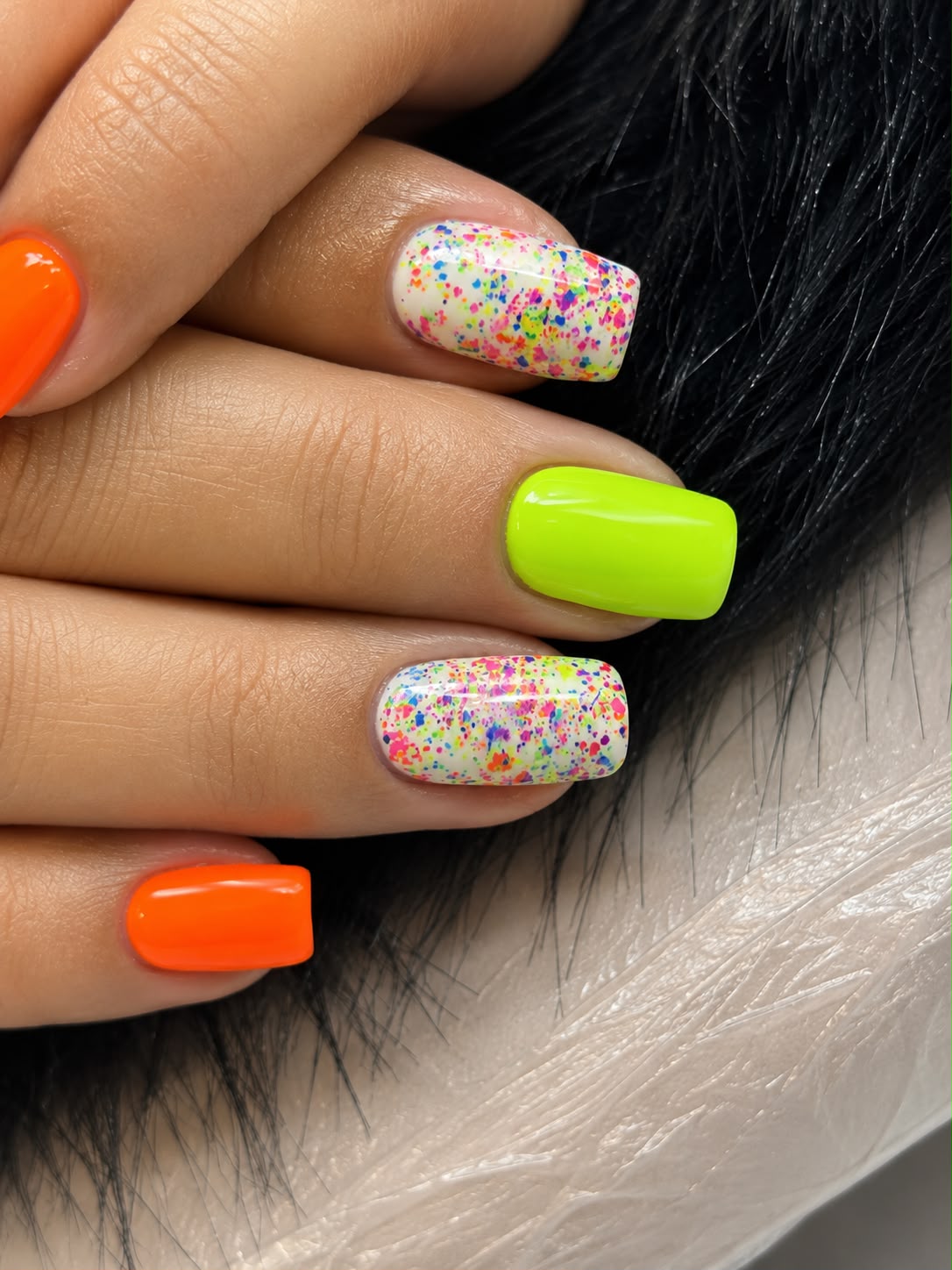 Unhas neon com salpicos multicolor