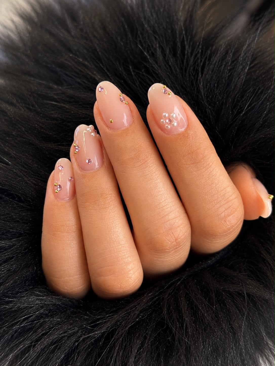 Unhas nude com cristais rosa e detalhes dourados